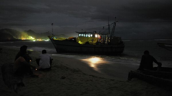 A night shot of a boat of migrants reportedly headed from Sri Lanka to Australia (File) - Sputnik International