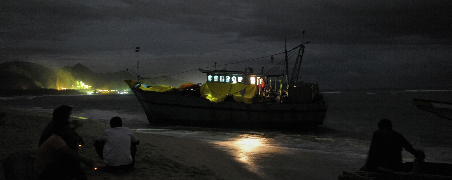 A night shot of a boat of migrants reportedly headed from Sri Lanka to Australia (File) - Sputnik International, 1920, 23.06.2022