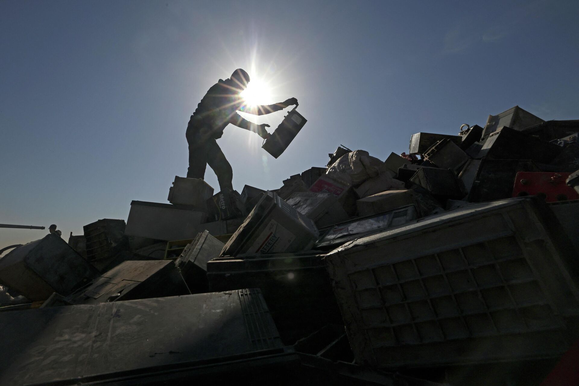 A Palestinian worker sorts through electronic waste such as batteries, a popular product in the midst of Gaza’s electricity crisis, with the aim of exporting them to Israel for recycling as no such means are available in Gaza City, on November 29, 2021 - Sputnik International, 1920, 23.06.2022