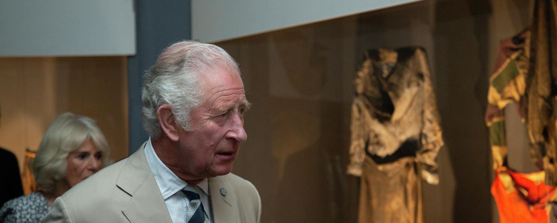 Britain's Prince Charles visits an exhibition of the personal effects of some of those who died, at the Kigali Genocide Memorial  - Sputnik International, 1920, 23.06.2022
