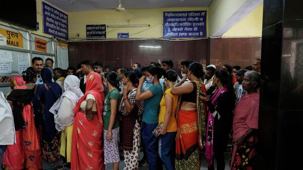 People crowd the registration counter at Tej Bahadur Sapru Hospital in Prayagraj, Uttar Pradesh state, India, Thursday, June 23, 2022. - Sputnik International