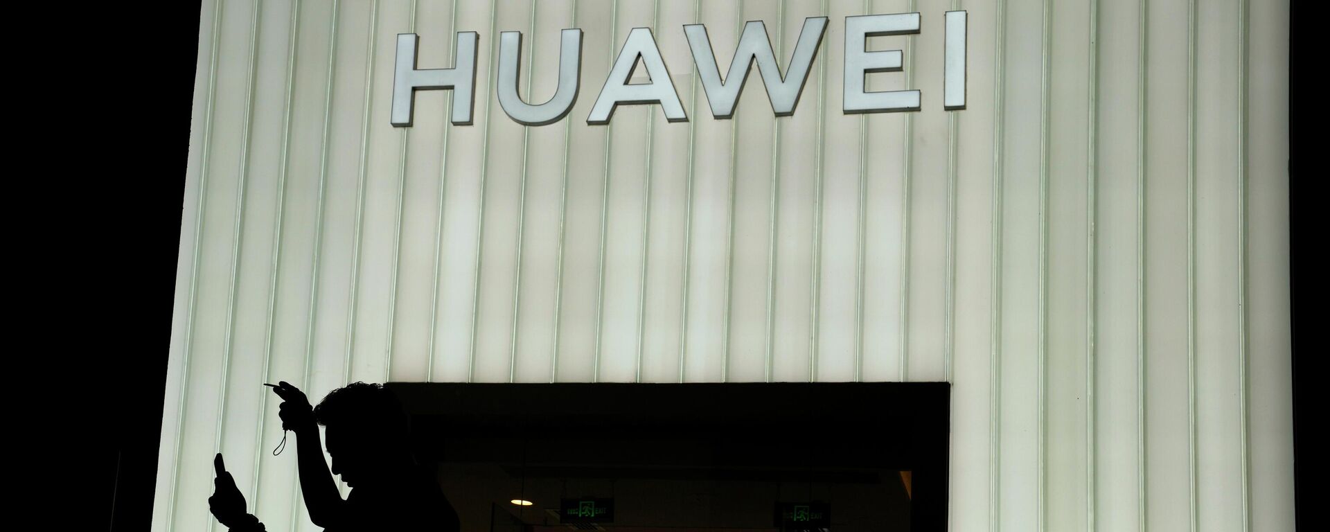 Visitors to a mall walk past a Huawei store in Beijing, China, on Aug. 26, 2021. - Sputnik International, 1920, 31.01.2023