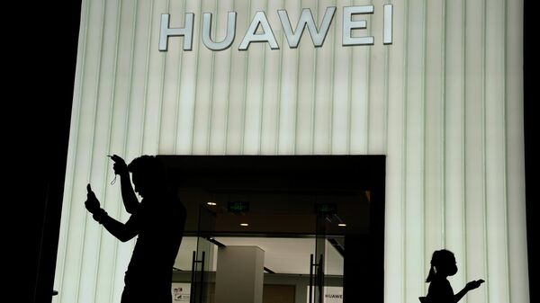 Visitors to a mall walk past a Huawei store in Beijing, China, on Aug. 26, 2021. - Sputnik International
