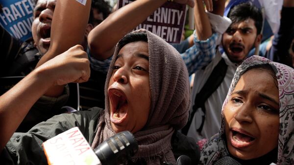 Muslim students shout anti-government slogans during a protest outside Uttar Pradesh house, in New Delhi, Monday, June 13, 202 - Sputnik International