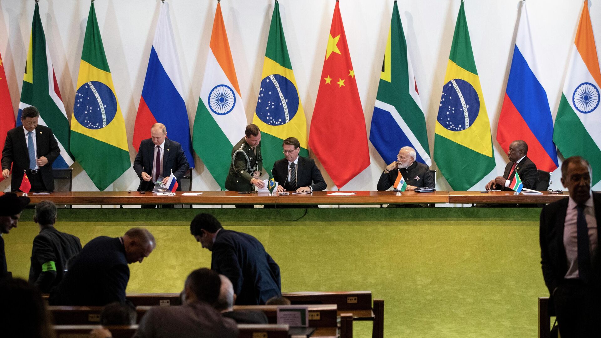 China's President Xi Jinping (L), Russia's President Vladimir Putin (2nd L), Brazil's President Jair Bolsonaro (C), India's Prime Minister Narendra Modi (2nd R), and South Africa's President Cyril Ramaphosa (R) attend to a meeting with members of the Business Council and management of the New Development Bank during the BRICS Summit in Brasilia, November 14, 2019. (Photo by Pavel Golovkin / POOL / AFP) - Sputnik International, 1920, 24.06.2022