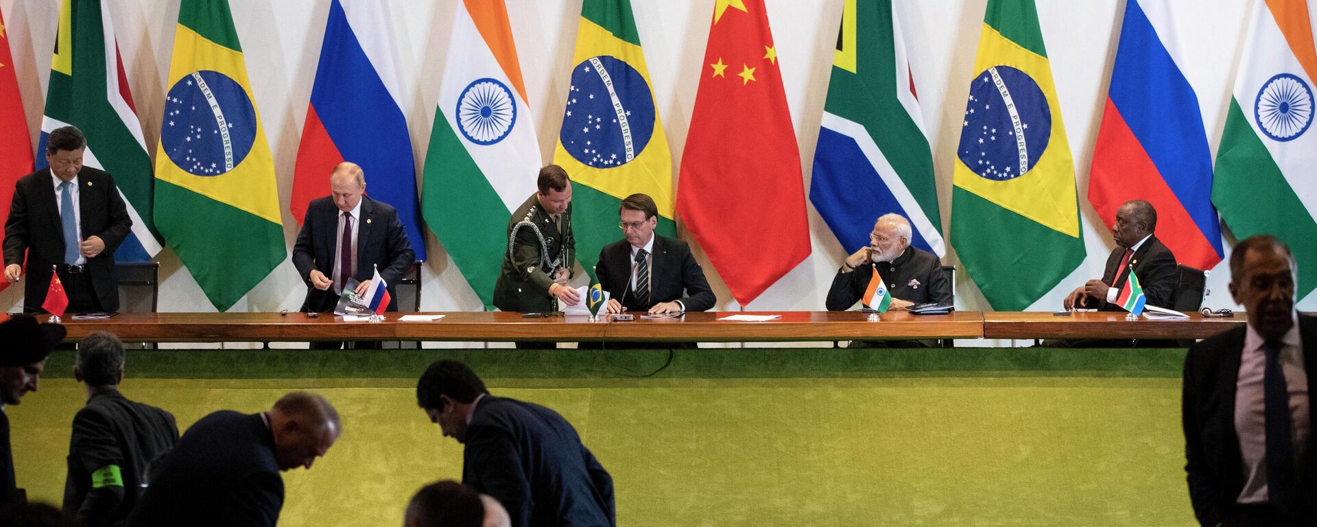 China's President Xi Jinping (L), Russia's President Vladimir Putin (2nd L), Brazil's President Jair Bolsonaro (C), India's Prime Minister Narendra Modi (2nd R), and South Africa's President Cyril Ramaphosa (R) attend to a meeting with members of the Business Council and management of the New Development Bank during the BRICS Summit in Brasilia, November 14, 2019. (Photo by Pavel Golovkin / POOL / AFP) - Sputnik International, 1920, 14.07.2022