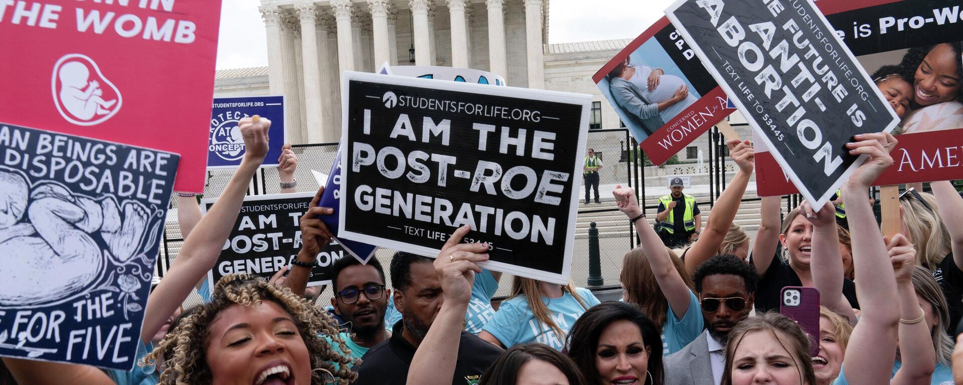 Demonstrators gather outside the Supreme Court in Washington, Friday, June 24, 2022. The Supreme Court has ended constitutional protections for abortion that had been in place nearly 50 years, a decision by its conservative majority to overturn the court's landmark abortion cases. (AP Photo/Jose Luis Magana) - Sputnik International, 1920, 24.06.2022