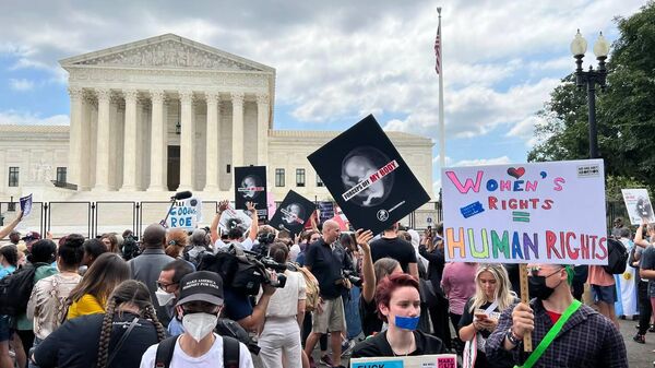 Protests outside the Supreme Court in Washington DC as Roe v Wade overturned - Sputnik International