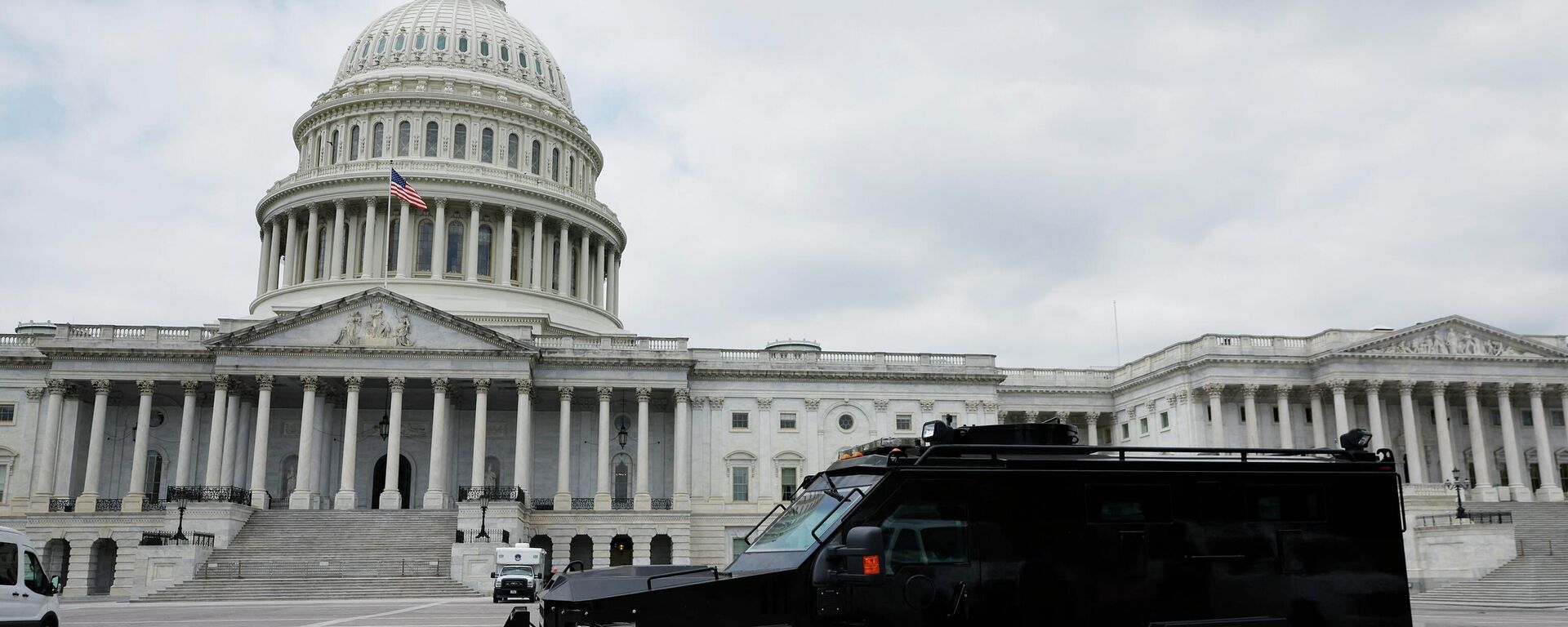 WASHINGTON, DC - JUNE 23: An armored police vehicle is positioned on the plaza between the U.S. Capitol and the Supreme Court after the court handed down its decision in Dobbs v Jackson Women's Health on June 24, 2022 in Washington, DC.  - Sputnik International, 1920, 28.06.2022