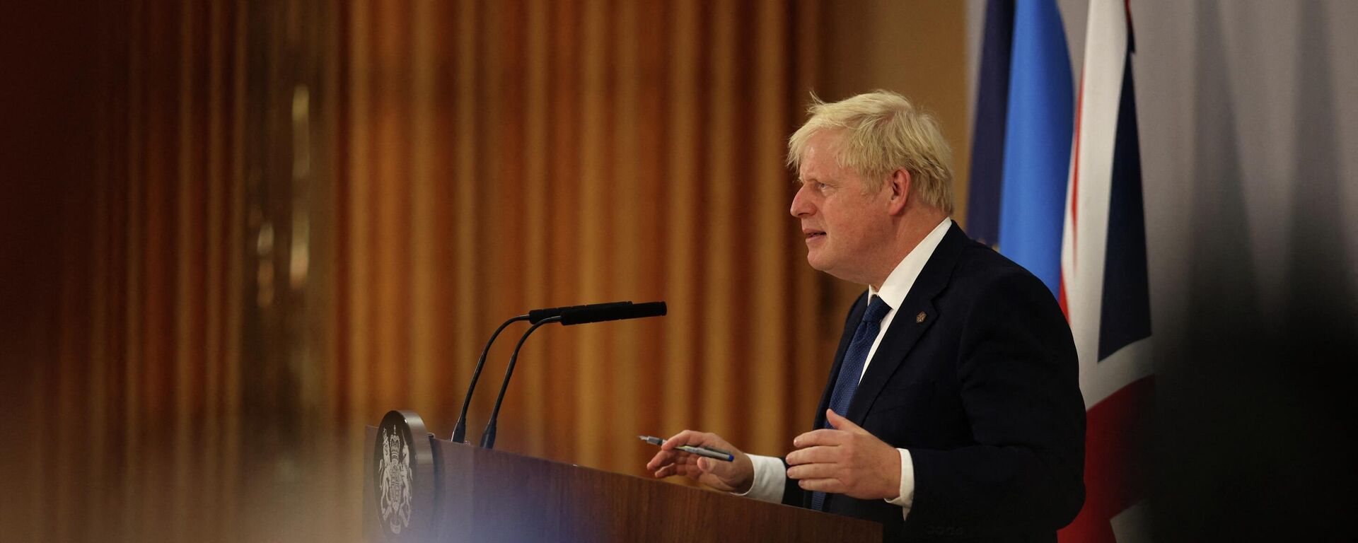 Britain's Prime Minister Boris Johnson gestures as he addresses a press conference during the Commonwealth Heads of Government Meeting (CHOGM) at Lemigo Hotel in Kigali on June 24, 2022. - Sputnik International, 1920, 25.06.2022