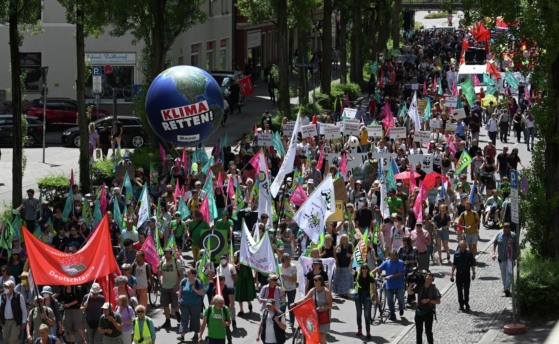 Protesters take part in a demonstration called for by Greenpeace, Attac and other organisations ahead of the G7 Summit in Munich, southern Germany on June 25, 2022. - Sputnik International, 1920, 25.06.2022
