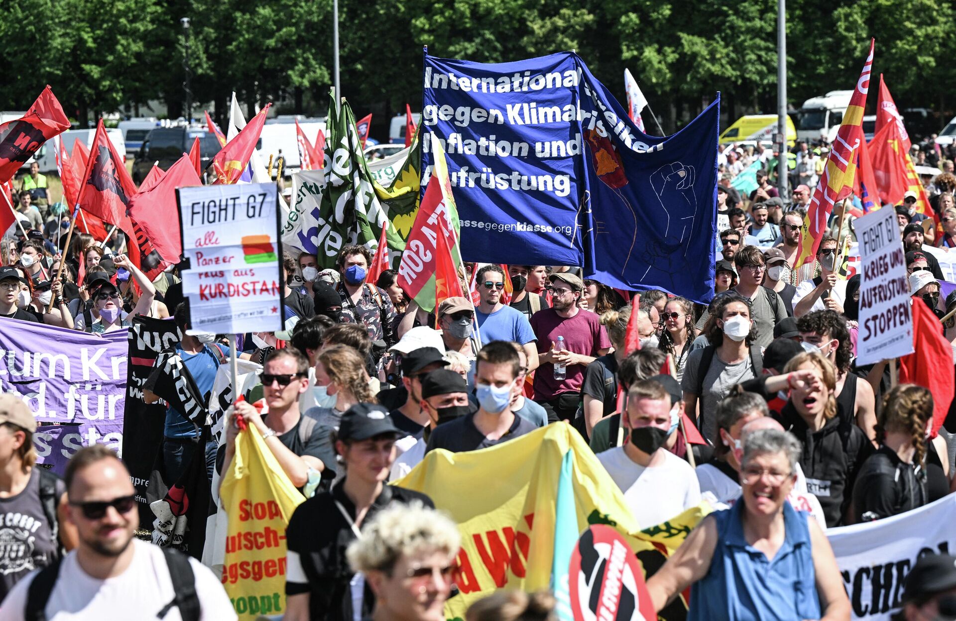 Protesters take part in demonstration called for by Greenpeace, Attac and other organisations ahead of the G7 Summit at the Theresienwiese in Munich, southern Germany on June 25, 2022.  - Sputnik International, 1920, 25.06.2022