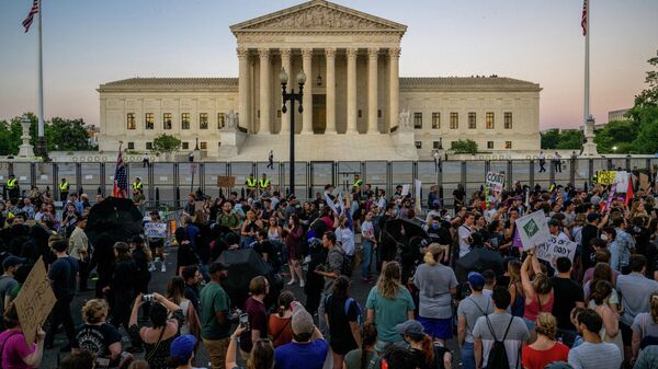 WASHINGTON, DC - JUNE 24: People protest in front of the U.S. Supreme Courthouse in response to the Dobbs v Jackson Women's Health Organization ruling on June 24, 2022 in Washington, DC.  - Sputnik International