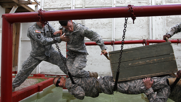 US Army trainees navigate obstacles at Leaders Reaction Course, Fort Hood, Texas. File photo. - Sputnik International