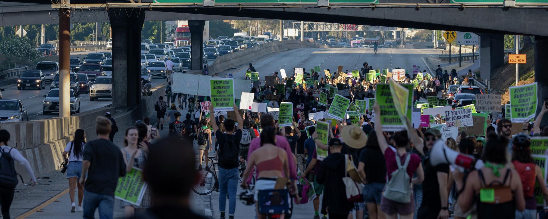 Protesters march northbound on the 110 Freeway to denounce the Supreme Court's decision in the Dobbs v Jackson Women's Health case on June 24, 2022 in Los Angeles, California.  - Sputnik International, 1920, 26.06.2022