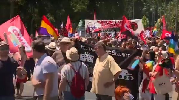 Thousands gather in Madrid to protest upcoming NATO summit. June 26,  2022. Screengrab of RTVE livestream. - Sputnik International