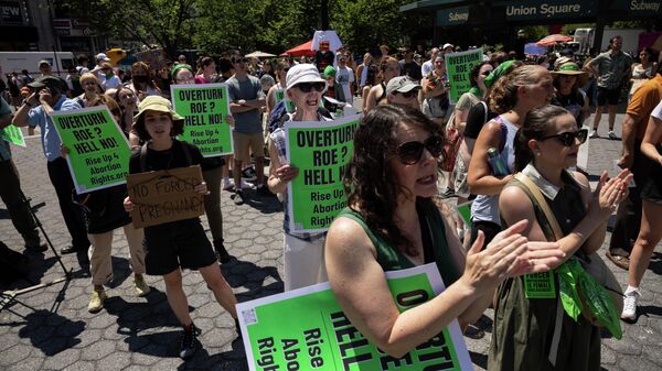 Abortion-rights activists gather for a protest following the Supreme Court's decision to overturn Roe v. Wade, at Union Square, Saturday, June 25, 2022, in New York. - Sputnik International