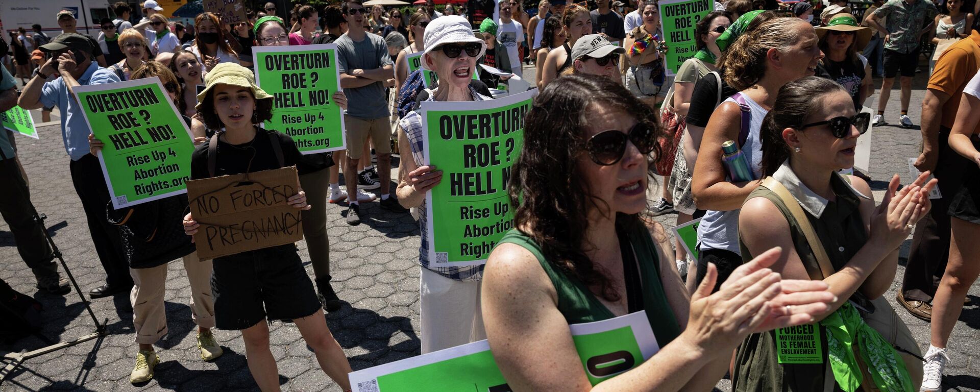 Abortion-rights activists gather for a protest following the Supreme Court's decision to overturn Roe v. Wade, at Union Square, Saturday, June 25, 2022, in New York. - Sputnik International, 1920, 26.06.2022