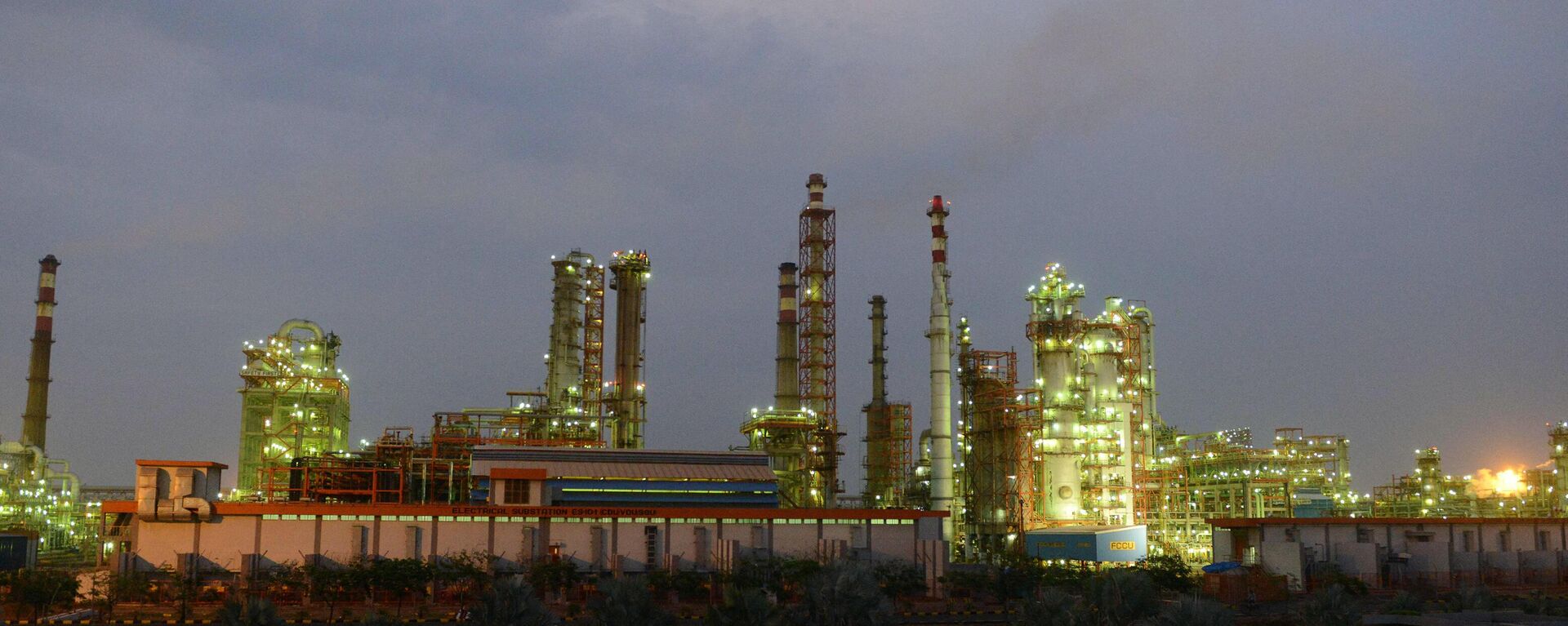 This Photograph taken on October 4, 2016 shows an Indian Oil Refinery of Essar Oil at Vadinar village, near Jamnagar, some 380 kms. from Ahmedabad. - Sputnik International, 1920, 27.06.2022
