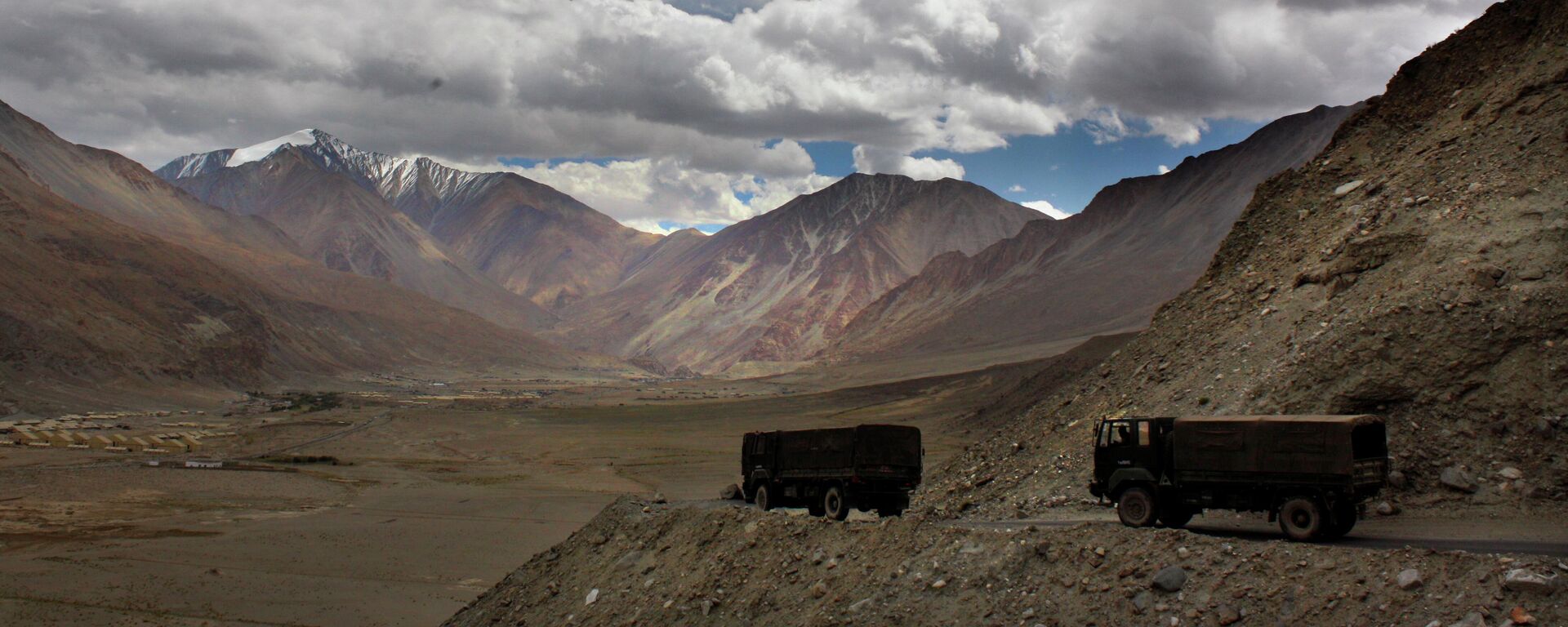 In this Sept. 14, 2017, file photo, Indian army trucks drive near Pangong Tso lake near the India China border in India's Ladakh area. - Sputnik International, 1920, 27.06.2022