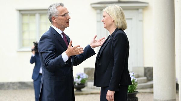 Sweden's Prime Minister Magdalena Andersson (R) welcomes NATO Secretary General Jens Stoltenberg as they meet at Harpsund, the country retreat of Swedish prime ministers, on June 13, 2022. - Sputnik International