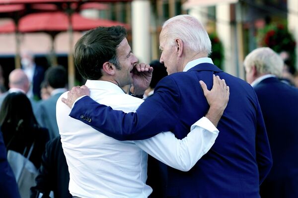 French President Emmanuel Macron whispers to US President Joe Biden after their dinner at the G7 Summit in Elmau, Germany, Sunday, 26 June 2022. - Sputnik International