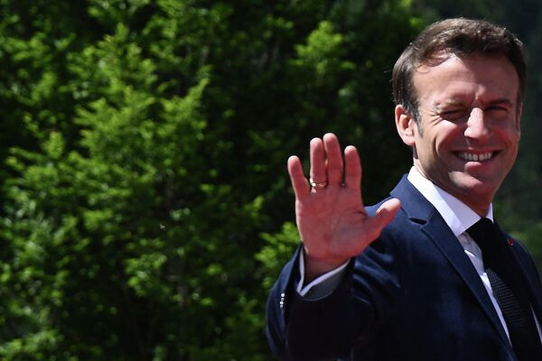 France&#x27;s President Emmanuel Macron waves to journalists as he arrives for the start of the G7 Summit at Elmau Castle, southern Germany on 26 June 2022. - Sputnik International