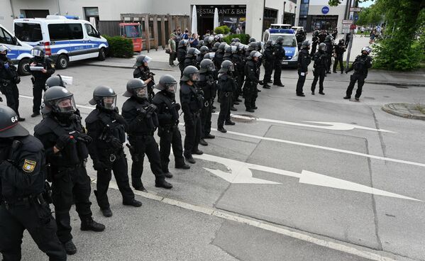 Police block a road during a demonstration against the G7 Summit, on 26 June 2022 in Garmisch-Partenkirchen, southern Germany. - Sputnik International