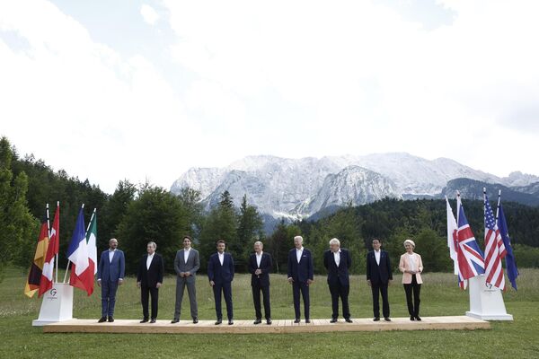 European Council President Charles Michel, Italy&#x27;s Prime Minister Mario Draghi, Canada&#x27;s Prime Minister Justin Trudeau, France&#x27;s President Emmanuel Macron, Germany&#x27;s Chancellor Olaf Scholz, US President Joe Biden, Britain&#x27;s Prime Minister Boris Johnson, Japan&#x27;s Prime Minister Fumio Kishida and European Commission President Ursula von der Leyen pose for a family photo during the G7 Summit held at Elmau Castle, southern Germany on 26 June 2022. - Sputnik International