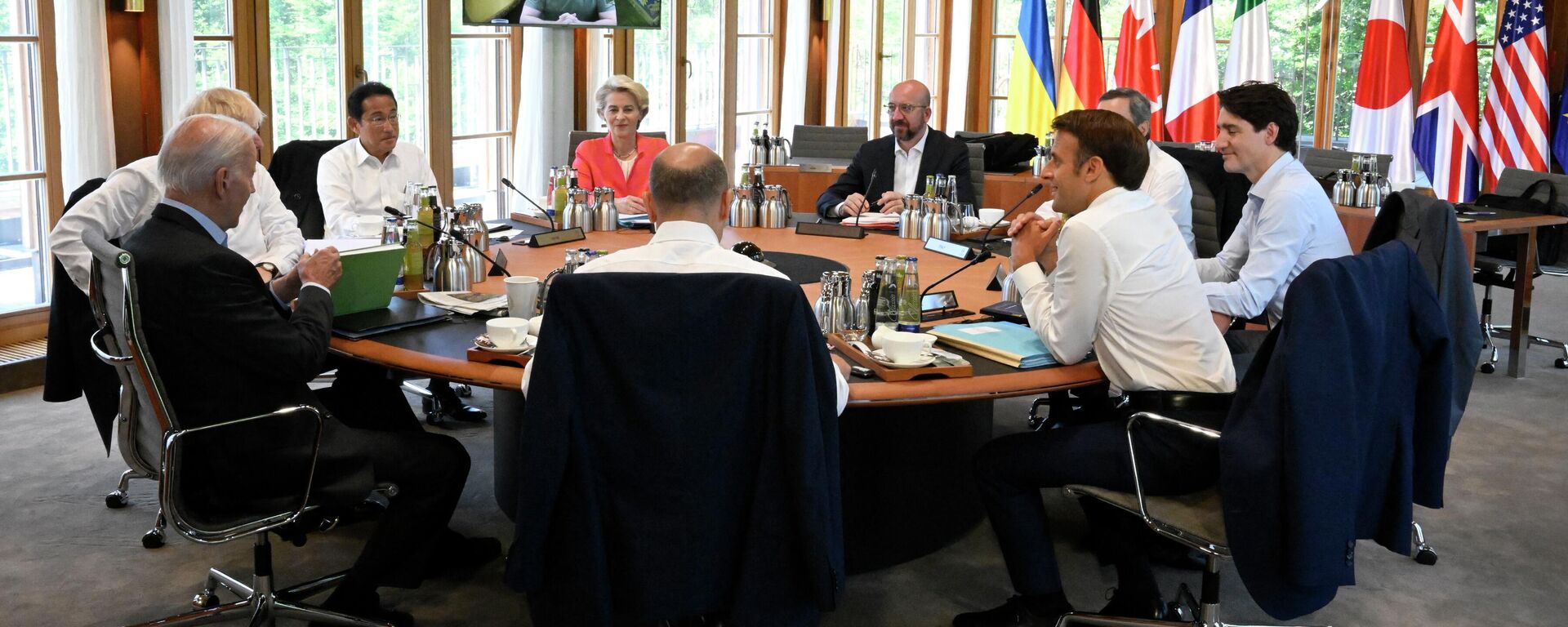 (From C, clockwise) Germany's Chancellor Olaf Scholz, US President Joe Biden, Britain's Prime Minister Boris Johnson, Japan's Prime Minister Fumio Kishida, European Commission President Ursula von der Leyen, European Council President Charles Michel, Italy's Prime Minister Mario Draghi, Canada's Prime Minister Justin Trudeau and France's President Emmanuel Macron have taken seat at a round table as Ukraine's President Volodymyr Zelensky addresses G7 leaders via video link during their working session on June 27, 2022 at Elmau Castle, southern Germany, where the German Chancellor hosts a summit of the Group of Seven rich nations (G7). - Sputnik International, 1920, 28.06.2022