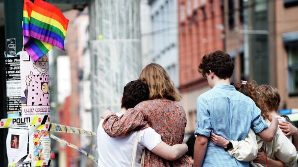 Young people mourn at a crime scene in central Oslo, Norway, on June 25, 2022, in the aftermath of a shooting outside pubs and nightclubs. - - Sputnik International