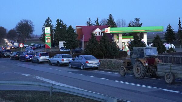 People queue for a petrol at the petrol station near the Poland-Ukrainian border at Kaliwy near Tyszowce - Sputnik International