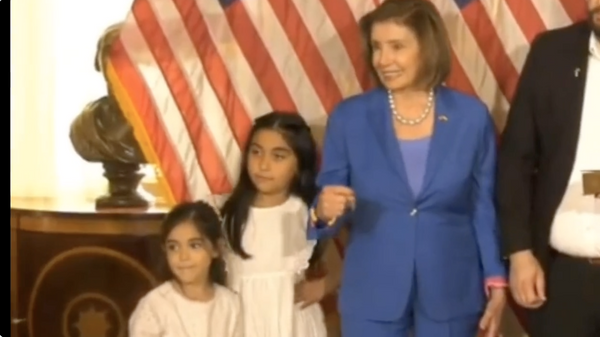 Nancy Pelosi Shoves Mayra Flores' Daughter - Sputnik International