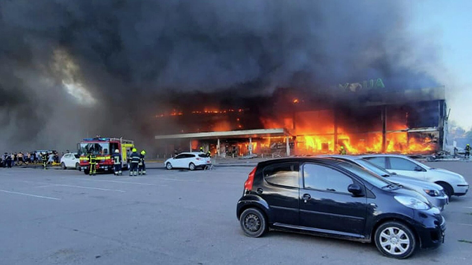 In this image made from video provided by Ukrainian State Emergency Service, firefighters work to extinguish a fire at a shopping center in Kremenchuk, Ukraine, Monday, June 27, 2022 - Sputnik International, 1920, 28.06.2022