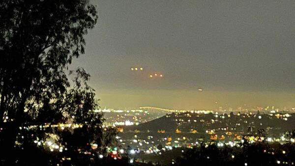 Weird orange lights just sitting above downtown San Diego - Sputnik International