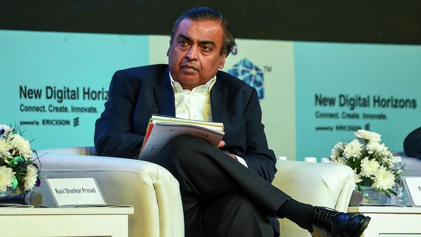 India's richest man and oil-to-telecom conglomerate Reliance Industries chairman Mukesh Ambani (R) attends the India Mobile Congress 2018 in New Delhi on October 25, 2018 - Sputnik International