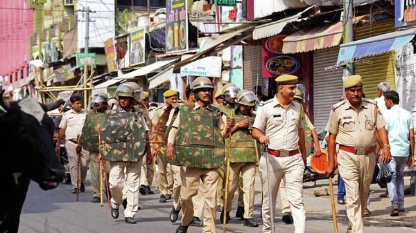 Policemen carry out a flag march through a street in Ajmer on June 29, 2022, following the alleged murder of a Hindu tailor by two Muslim men in Udaipur. - Sputnik International