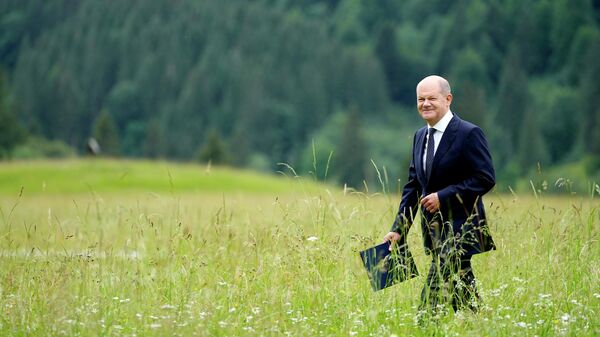 German Chancellor Olaf Scholz smiles as he walks to a media conference at the G7 venue, Castle Elmau, in Kruen, Germany, on Tuesday, June 28, 2022 - Sputnik International