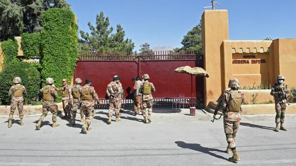 Paramilitary soldiers patrol outside the Serena hotel, which was hosting the Chinese ambassador, a day after a deadly suicide blast in the southwest of the country in Quetta on April 22, 2021. - Sputnik International
