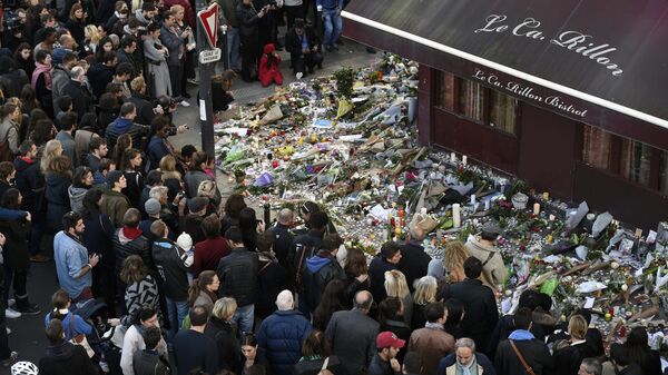 In this file photo taken on November 15, 2015 People gather at a makeshift memorial in front of Le carillon restaurant on November 15, 2015, in the 10th district of Paris, following a series of coordinated terrorists attacks on November 13.  - Sputnik International