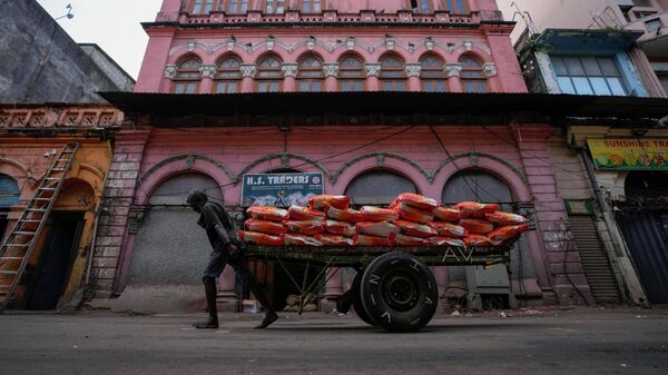 A laborer pulls a cart load of imported rice at a wholesale market in Colombo, Sri Lanka, Sunday, June 26, 2022. - Sputnik International