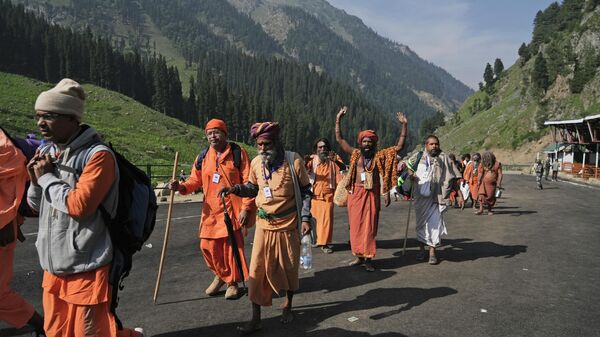Hindu devotees begin the Amarnath Yatra annual pilgrimage to to an icy Himalayan cave, in Chandanwari, Pahalgam, south of Srinagar, Indian-controlled Kashmir, Thursday, June 30, 2022. - Sputnik International