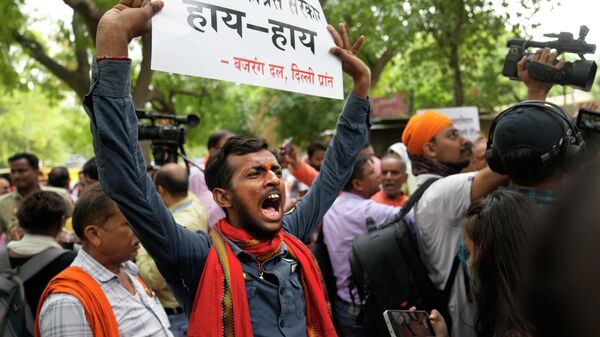 Activists from right wing Hindu parties protesting against the Tuesday killing of Kanhaiya Lal, a Hindu man in a suspected religious attack in western Udaipur city shout slogans in New Delhi, India, Wednesday, June 29, 2022. - Sputnik International