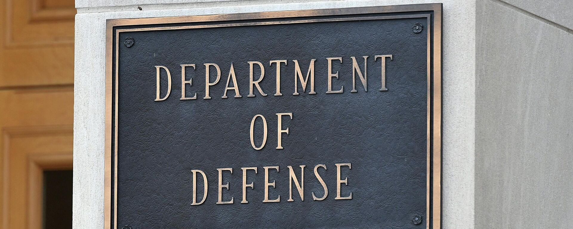A Department of Defense plaque is seen outside the Pentagon in Washington, DC on October 6, 2021. - Sputnik International, 1920, 30.06.2022