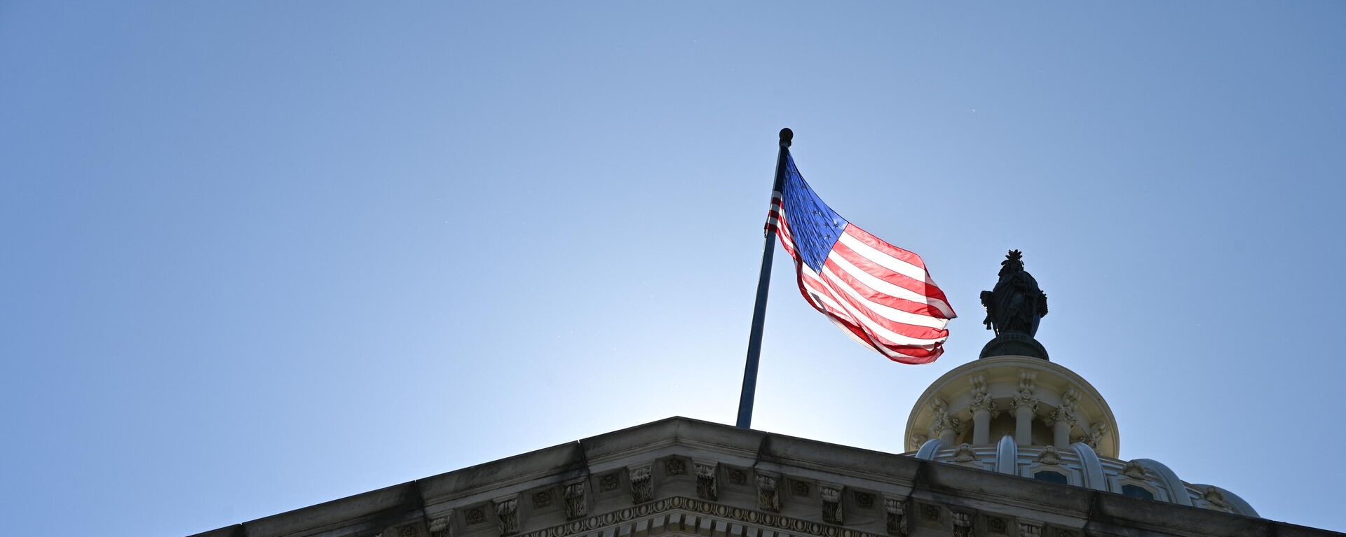 An American flag is seen on top of the US Capitol in Washington, DC, on June 4, 2022 - Sputnik International, 1920, 12.07.2022