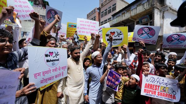 Indian Muslims hold placards demanding the arrest of Nupur Sharma, a spokesperson of governing Hindu nationalist party as they react to the derogatory references to Islam and the Prophet Muhammad made by her during a protest in Ahmedabad, India, Friday, June 10, 2022. - Sputnik International