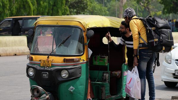 Passengers negotiate with an auto-rickshaw driver outside a railway station during a strike called by private transport operators in New Delhi, Monday, April 18, 2022. Various auto-rickshaw and taxi unions in the national capital went on a day long strike Monday demanding subsidy for compressed natural gas and a fare revision in the wake of rising fuel prices. - Sputnik International