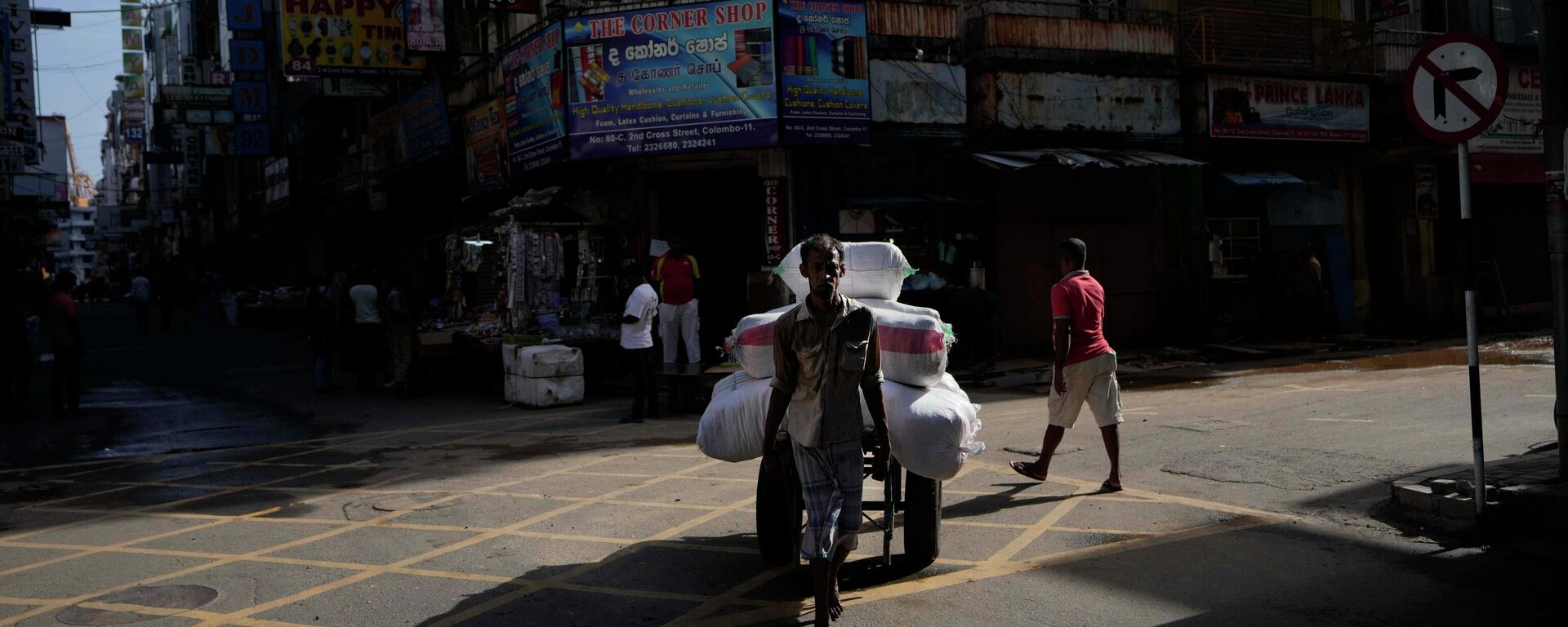A laborer pulls a cart at a wholesale market in Colombo, Sri Lanka, Sunday, June 26, 2022. Sri Lankans have endured months of shortages of food, fuel and other necessities due to the country's dwindling foreign exchange reserves and mounting debt, worsened by the pandemic and other longer term troubles. - Sputnik International, 1920, 01.07.2022