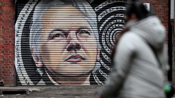 People walk past a mural of Julian Assange in a Melbourne inner-city laneway on June 20, 2022 - Sputnik International