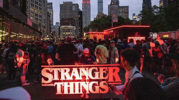 People attend the Stranger Things 4 global fan event at Flatiron Plaza in New York on May 26, 2022. - Sputnik International